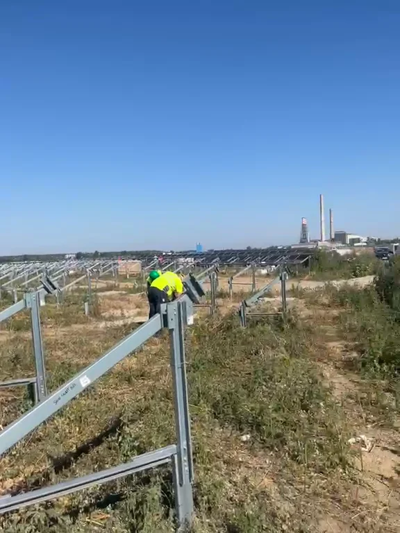Lucrători și structuri metalice de susținere pe șantierul parcului fotovoltaic Ișalnița