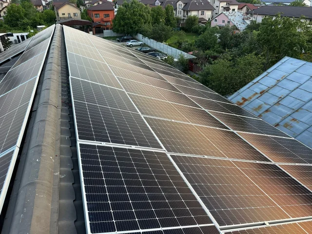 Lucrare SunWatt: panouri fotovoltaice dispuse pe cele două ape ale unui acoperiș