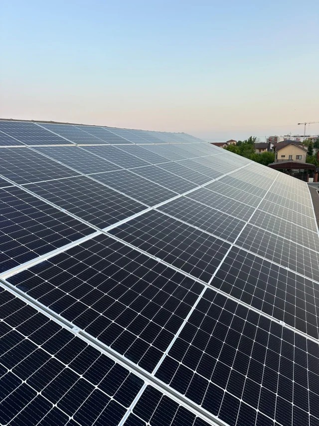 Detaliu al panourilor fotovoltaice montate de SunWatt, fotografiate în lumina serii