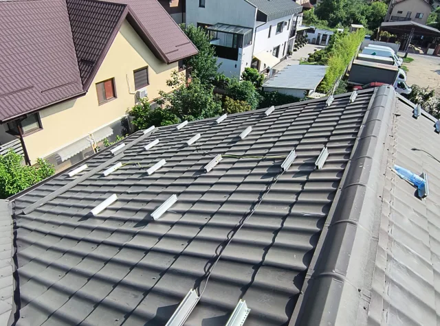 Elemente de fixare pentru panouri fotovoltaice amplasate pe un acoperiș metalic