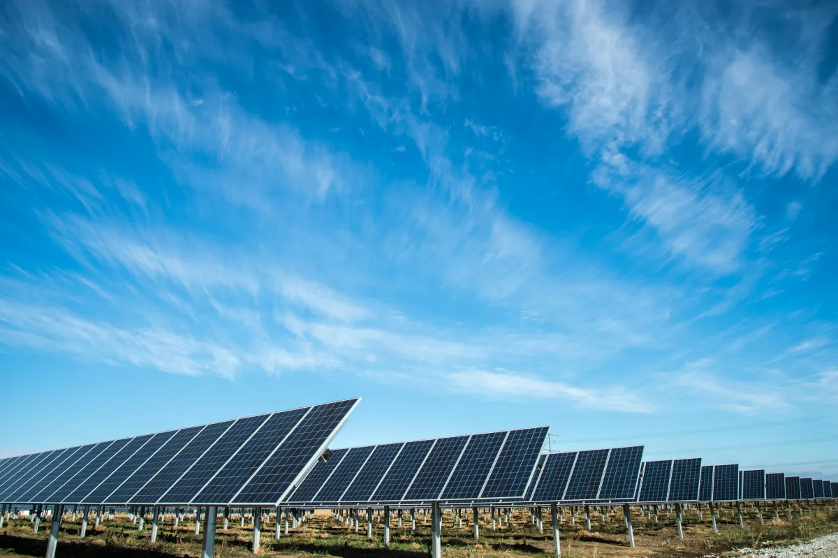 Panouri fotovoltaice orientate spre lumină